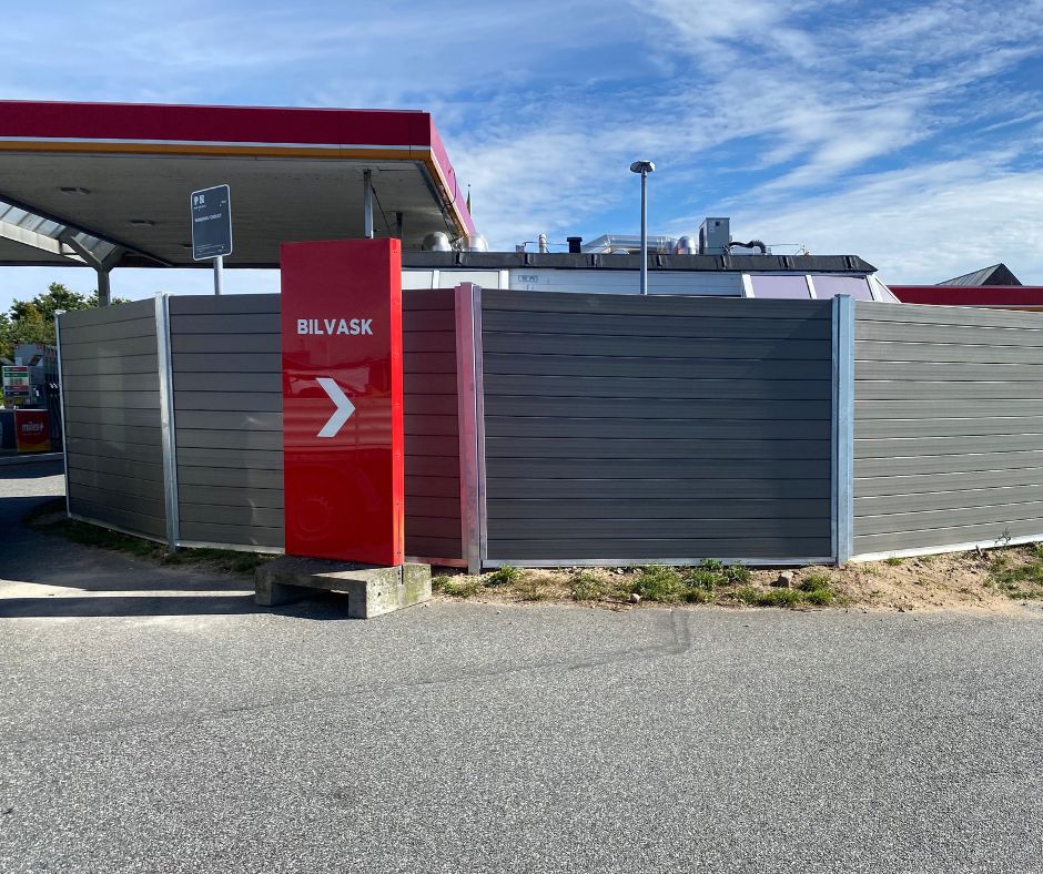 Afskærmning af affaldsgård hos Circle K med komposithegn