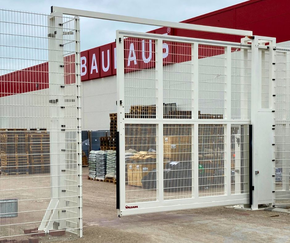 Stærk løsning til Bauhaus med panelhegn og skydeporte