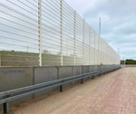 Højt panelhegn til sikring af erhvervsområde.jpg
