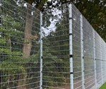 Højt panelhegn til boldafskærmning omkring fodboldbane.jpg