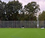 Højt sportshegn til boldbane med galvaniserede paneler.jpg