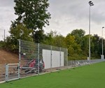 Sportshegn omkring kunstgræsbane med høje panelhegn.jpg