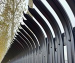 Detalje af PAS 68 sikkerhedshegn med buede stålbalustre.jpg