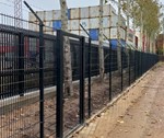 Dobbelt sikkerhedshegn med pigtråd til adgangssikring.jpg
