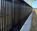 PAS 68 højsikringshegn med kraftige stålbalustre.jpg