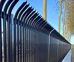 PAS 68 sikkerhedshegn med buede balustre i sort stål4.jpg