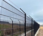 Sikkerhedshegn med topsikring til kritisk infrastruktur.jpg